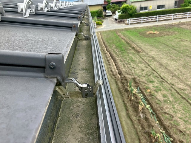 汚れが溜まった雨樋